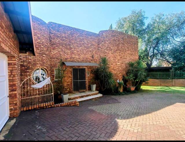 5 BEDROOM HOUSE FOR SALE IN ZWARTKOP